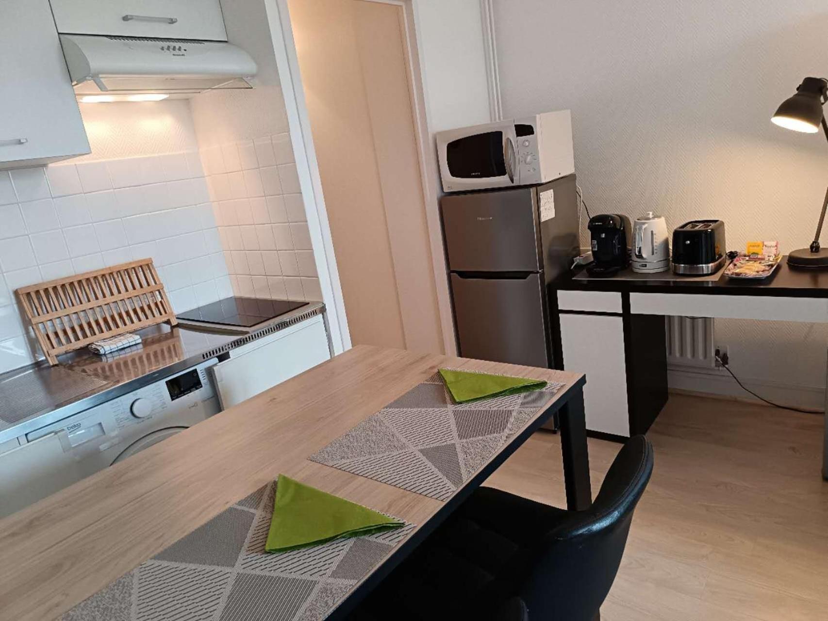 A Au Calme Avec Parking Gratuit, Balcon Et Ascenseur *