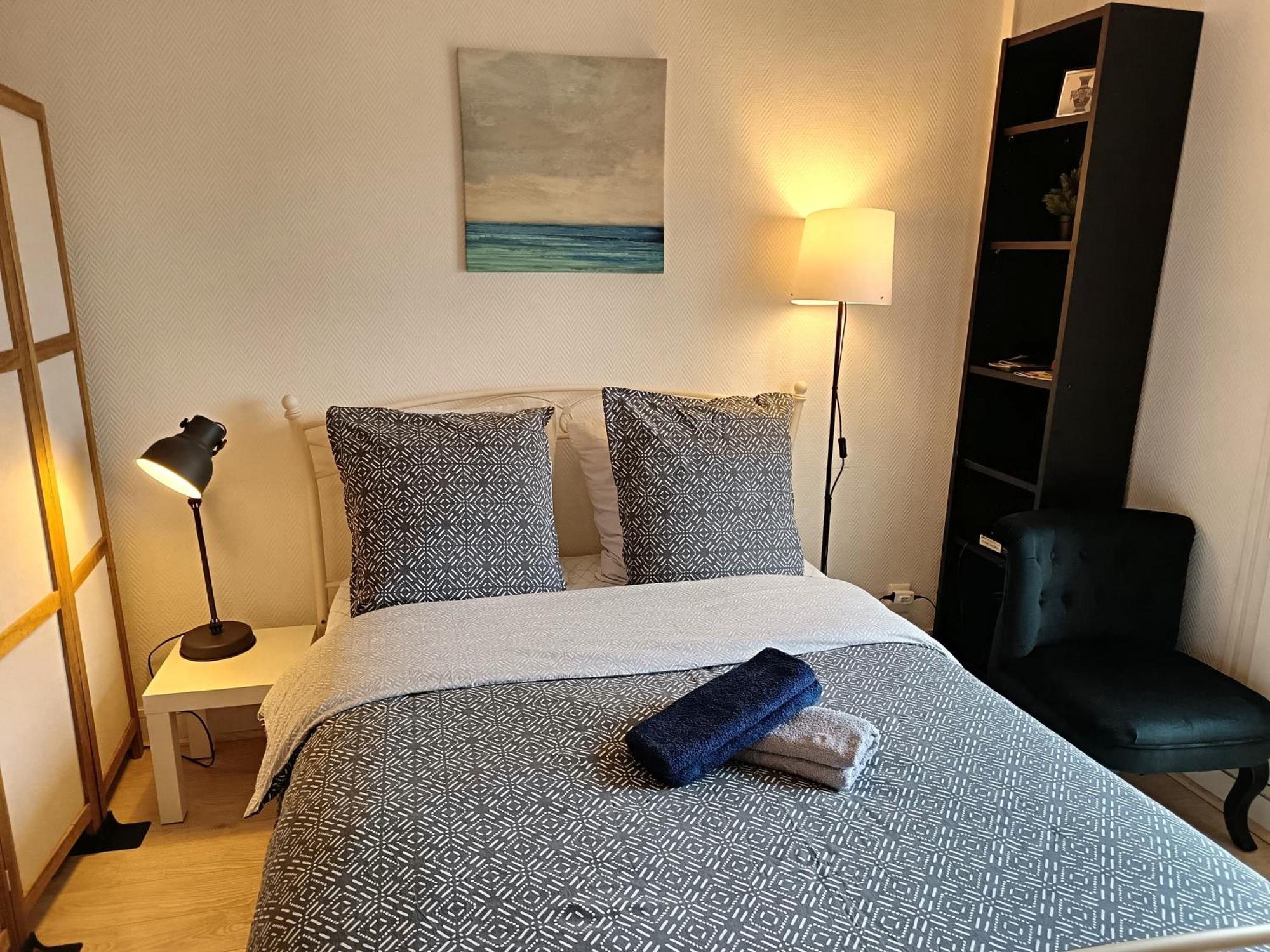 A Au Calme Avec Parking Gratuit, Balcon Et Ascenseur